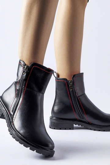 Botins pretos com costura...