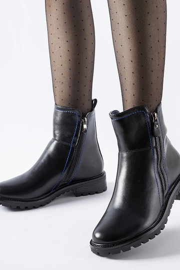 Botins pretos com linha azul decorativa Nereo