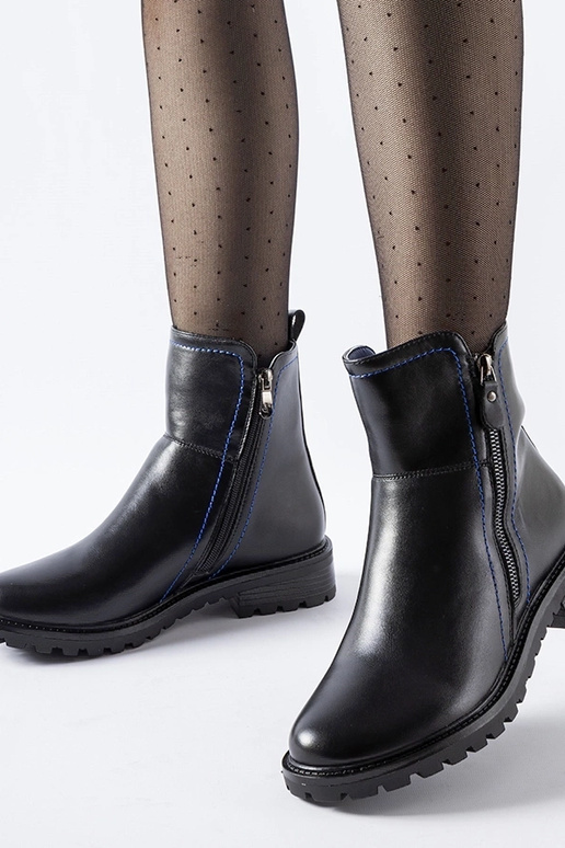 Botins pretos com linha azul...