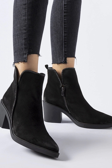 Botins pretos de camurça com salto bloco Karino