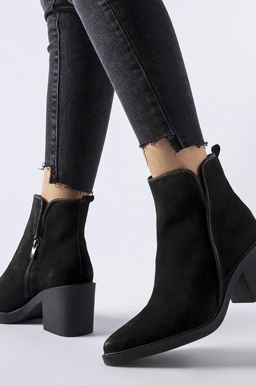 Botins pretos de camurça com salto...