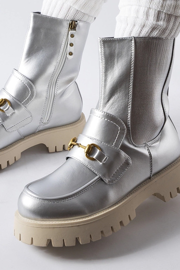 Botins prateados... 2