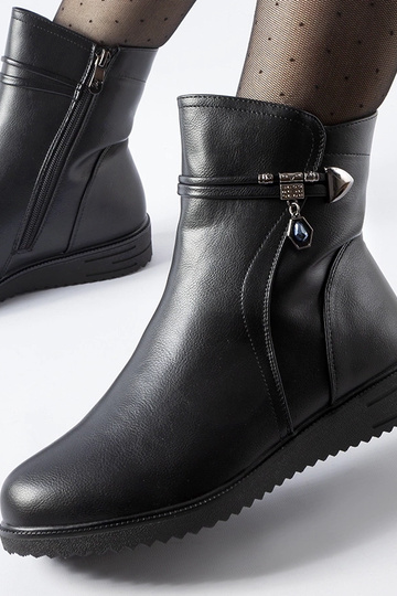 Botins pretos acolchoados com pingente decorativo Nola 2