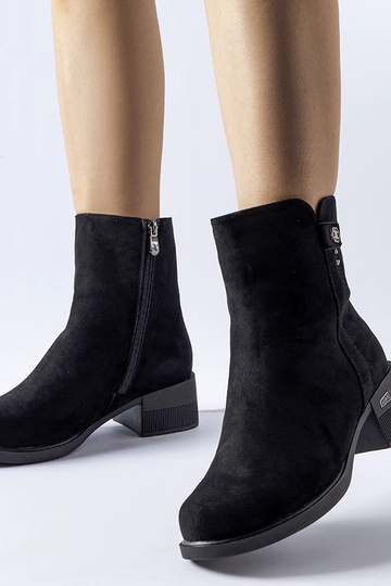 Botins pretos acolchoados...