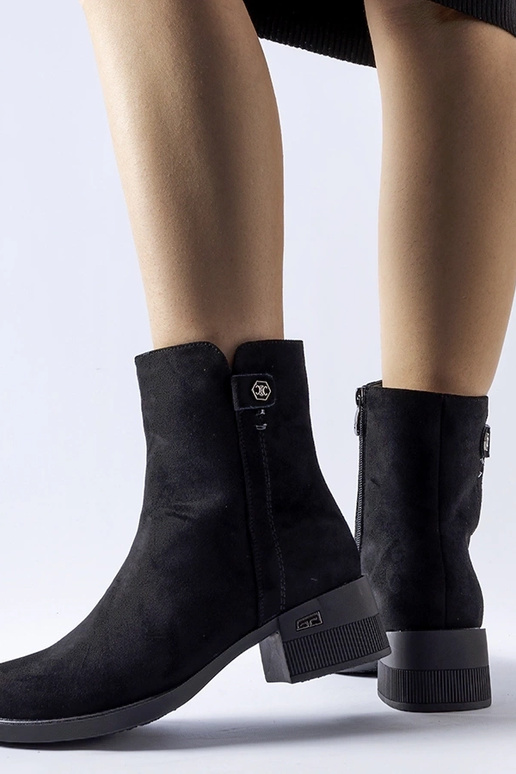 Botins pretos acolchoados de couro...