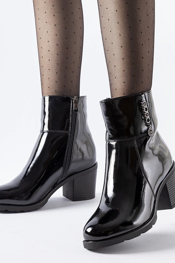 Botins pretos envernizados...