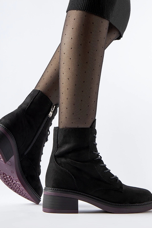 Botins clássicos pretos com sola roxa...