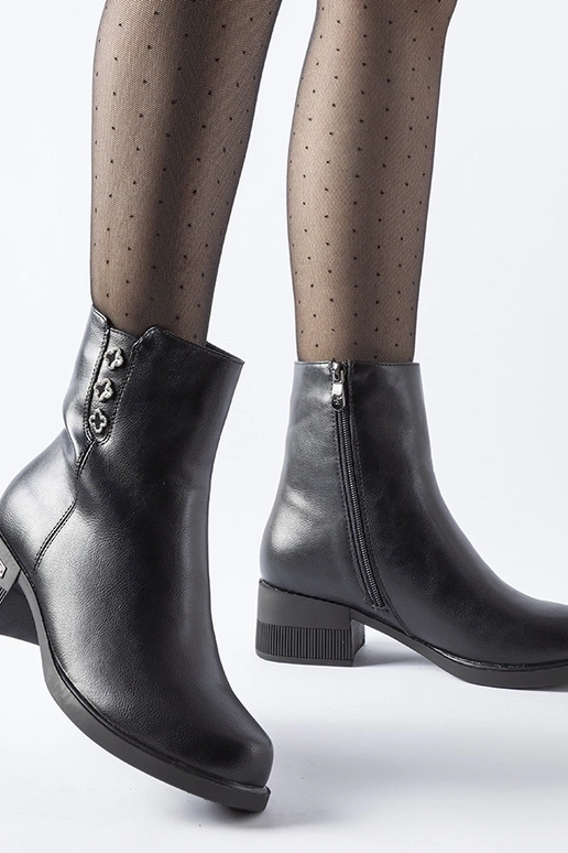 Botins pretos forrados com zircônias...