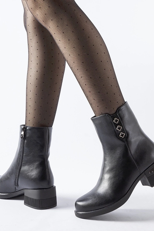 Botins pretos forrados com zircônias...