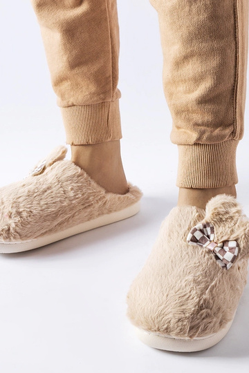 Chinelos femininos isolados...