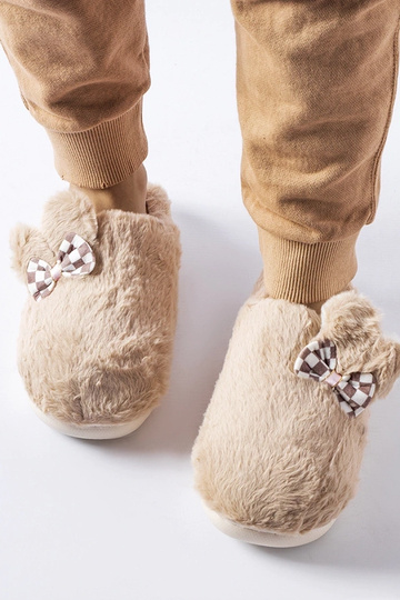 Chinelos femininos isolados... 2