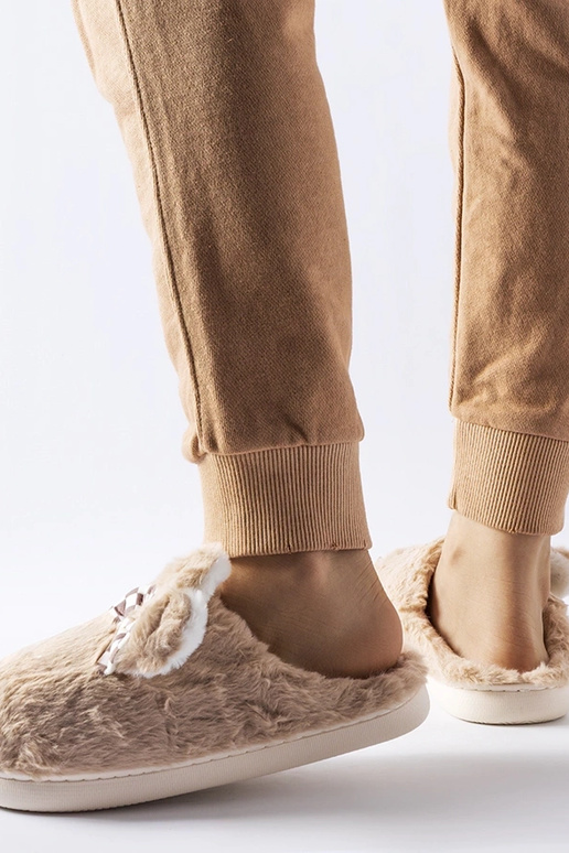 Chinelos femininos isolados bege com...