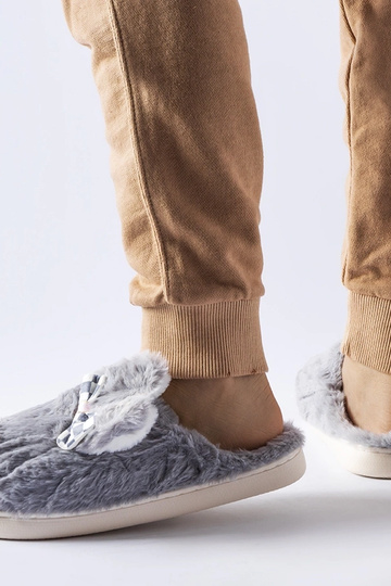 Chinelos femininos isolados... 2