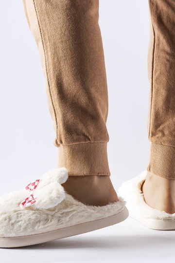 Chinelos brancos isolados... 2