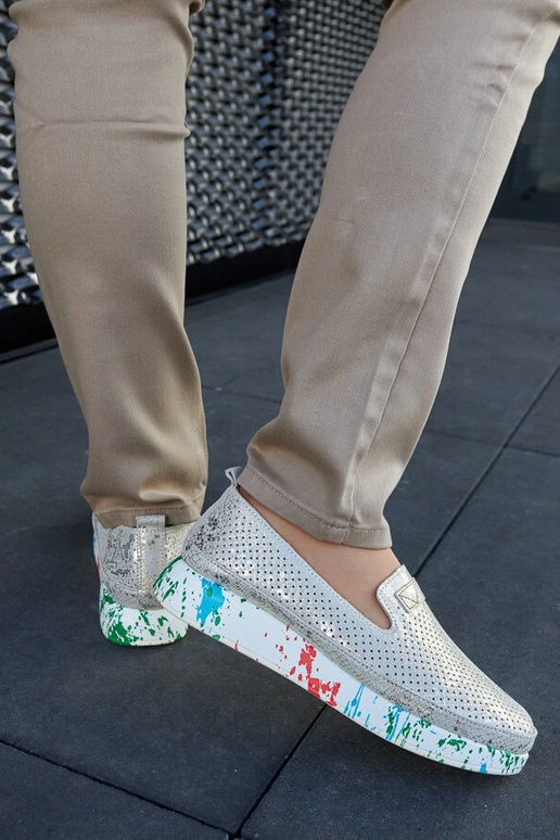 Sapatos bejes em anabela colorida...