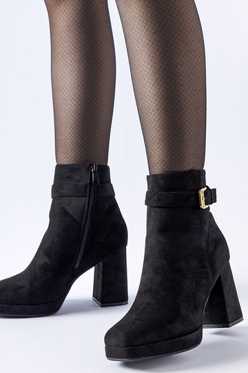 Botins clássicos pretos...