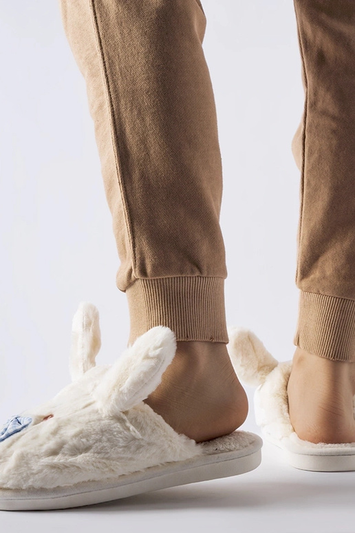 Pantufa branca com orelhinhas e laço...