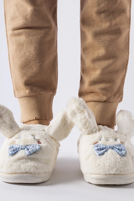 Pantufa branca com orelhinhas e laço...