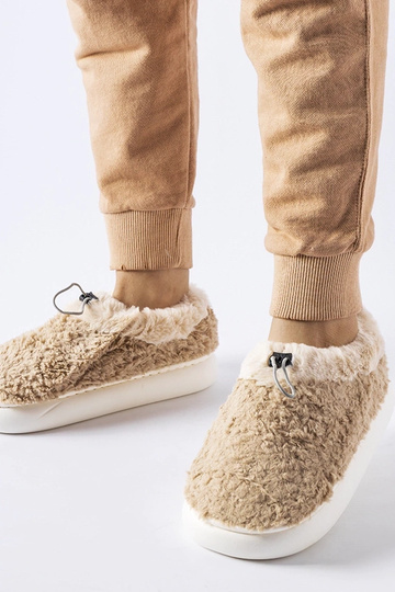 Pantufas quentes bege com salto fechado Aurelio