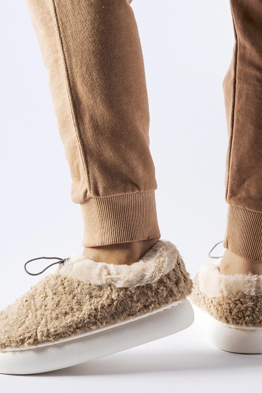 Pantufas quentes bege com salto...