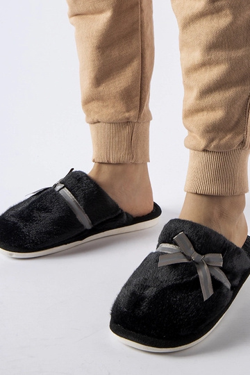 Pantufa preta quentinha com laço Antonina