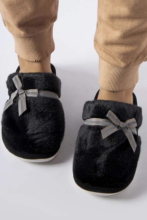 Pantufa preta quentinha com laço...
