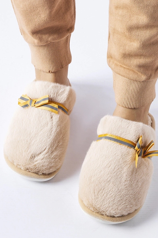 Pantufa bege quentinha com laço Antonino