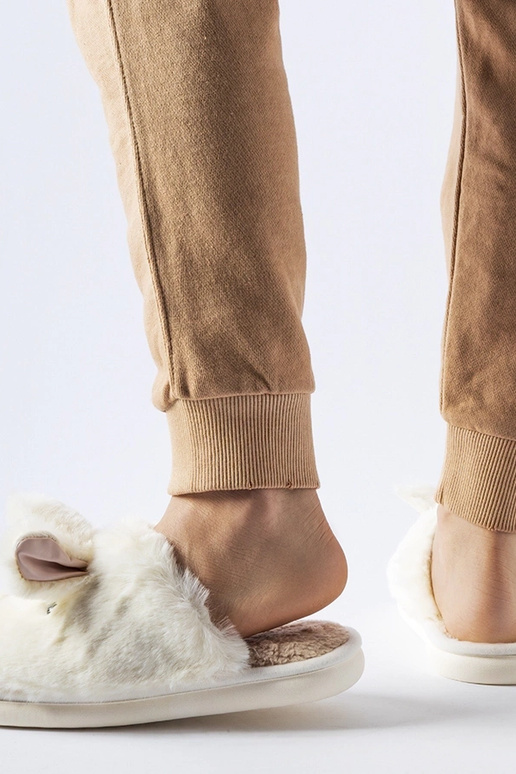 Pantufas brancas quentes com orelhas...