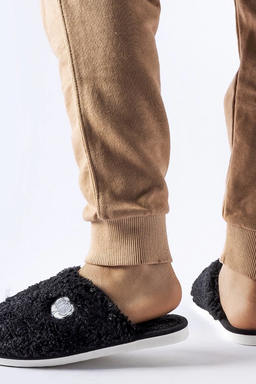 Pantufas pretas quentes com patch...