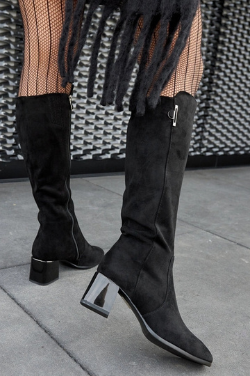 Botas pretas em couro...