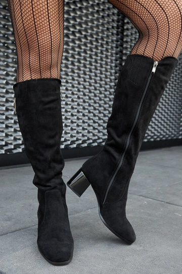 Botas pretas em couro... 2