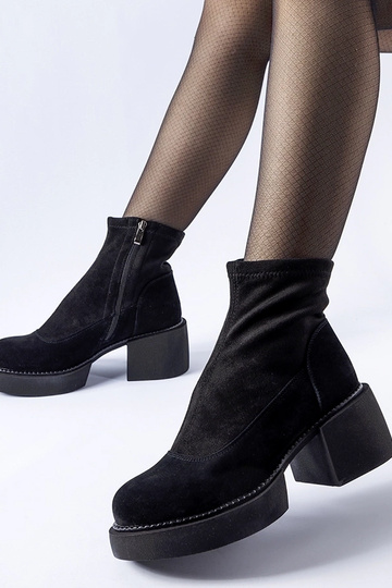 Botins pretos isolados em bloco maciço, couro natural, Maria