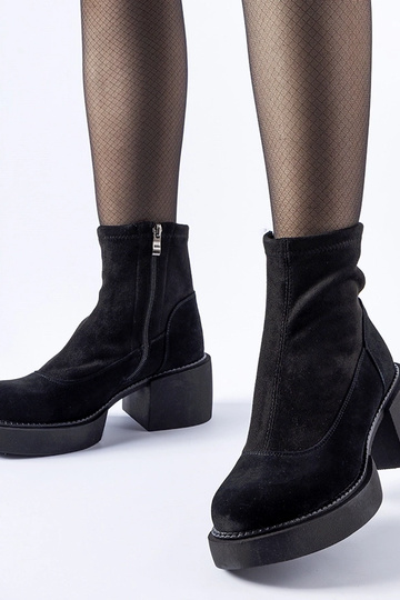 Botins pretos isolados em bloco maciço, couro natural, Maria 2
