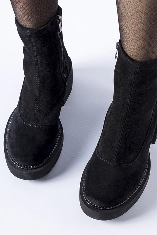 Botins pretos isolados em bloco...