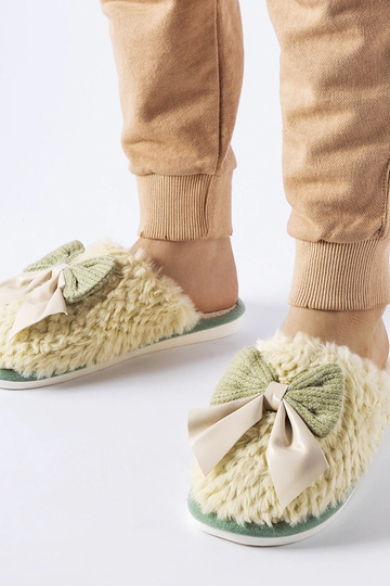 Chinelos verdes com laços...