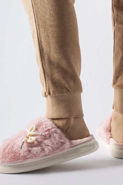 Pantufas rosa com cordão decorativo...