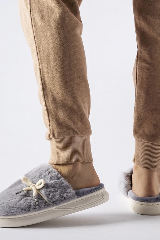 Chinelos cinza com cordão decorativo...