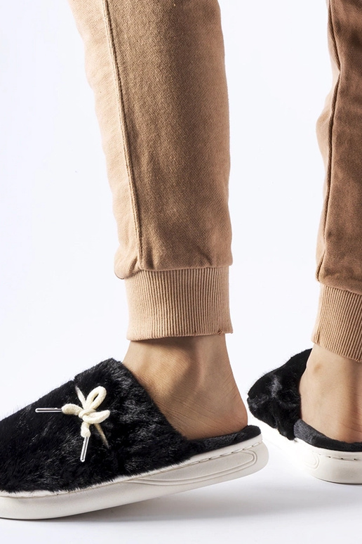 Chinelo preto com cordão decorativo...