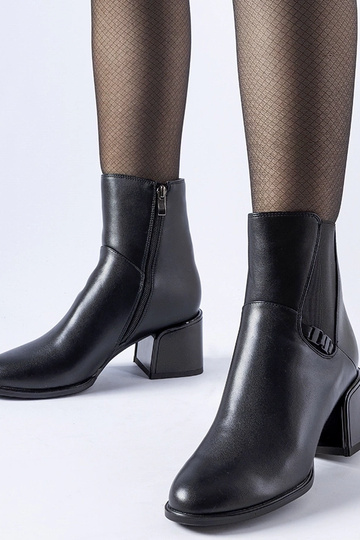 Botins pretos isolados com salto Collobiano