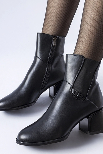 Botins pretos isolados com salto Collobiano 2