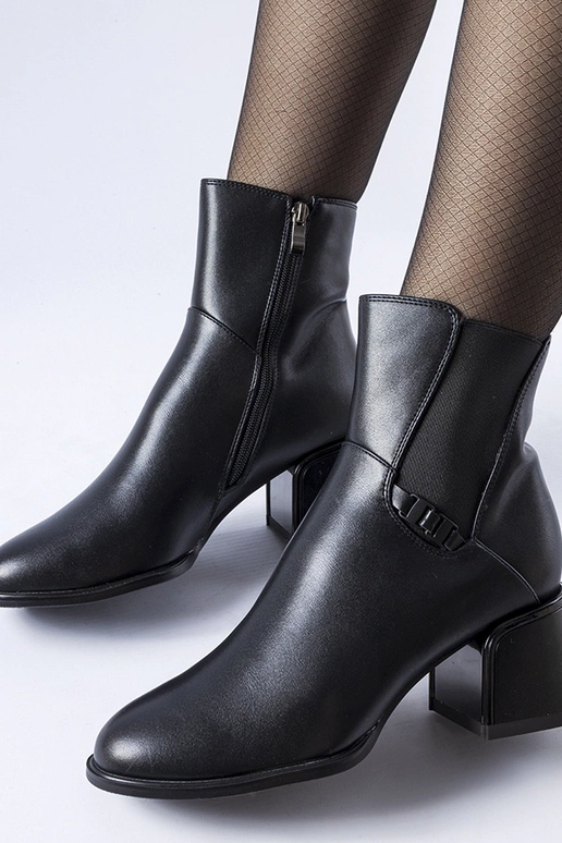 Botins pretos isolados com salto...