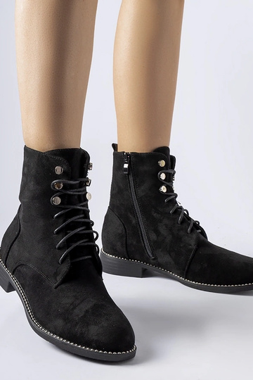 Botas pretas isoladas em...