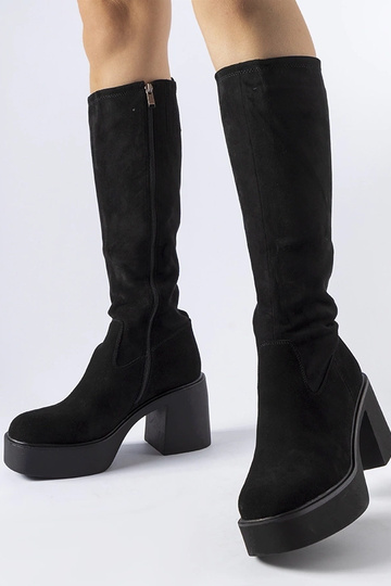 Botas pretas com salto... 2