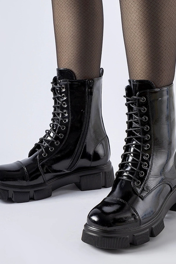 Botas pretas envernizadas e...