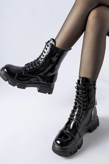 Botas pretas envernizadas e... 2