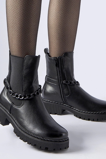 Botins pretos forrados com...