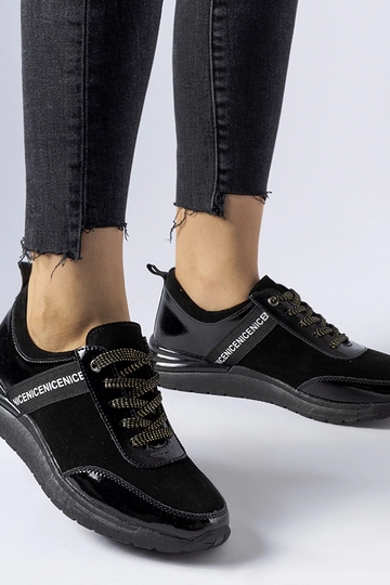 Tênis de couro preto...