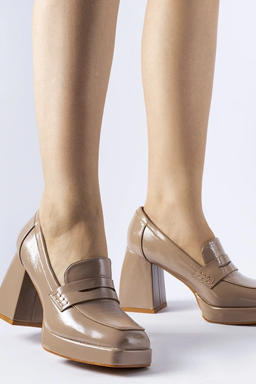 Sapatos de verniz bege com salto bloco West