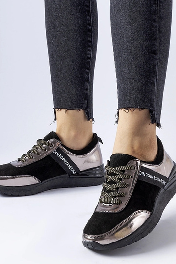 Tênis de couro preto e...