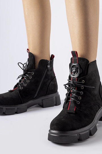 Botins pretos decorados com...